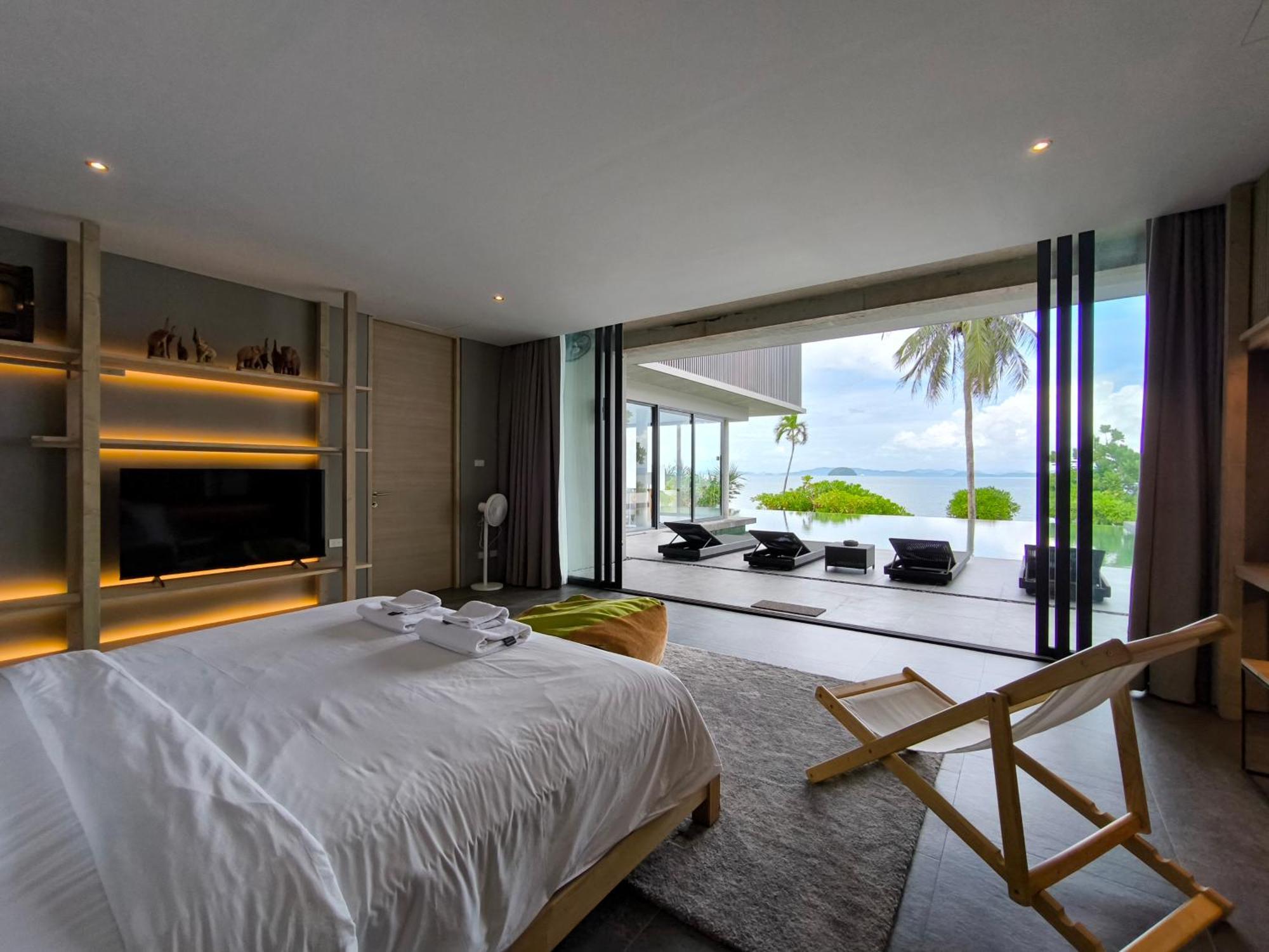 Villa Luxury Beachfront Brahma 4 Bedroom At Ta-ke B *
